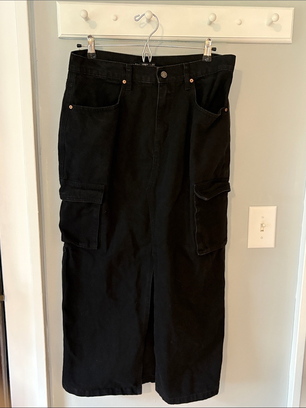 Like New Sincerely Jules Black Cargo Midi Skirt with Pockets Women’s Size 13/30